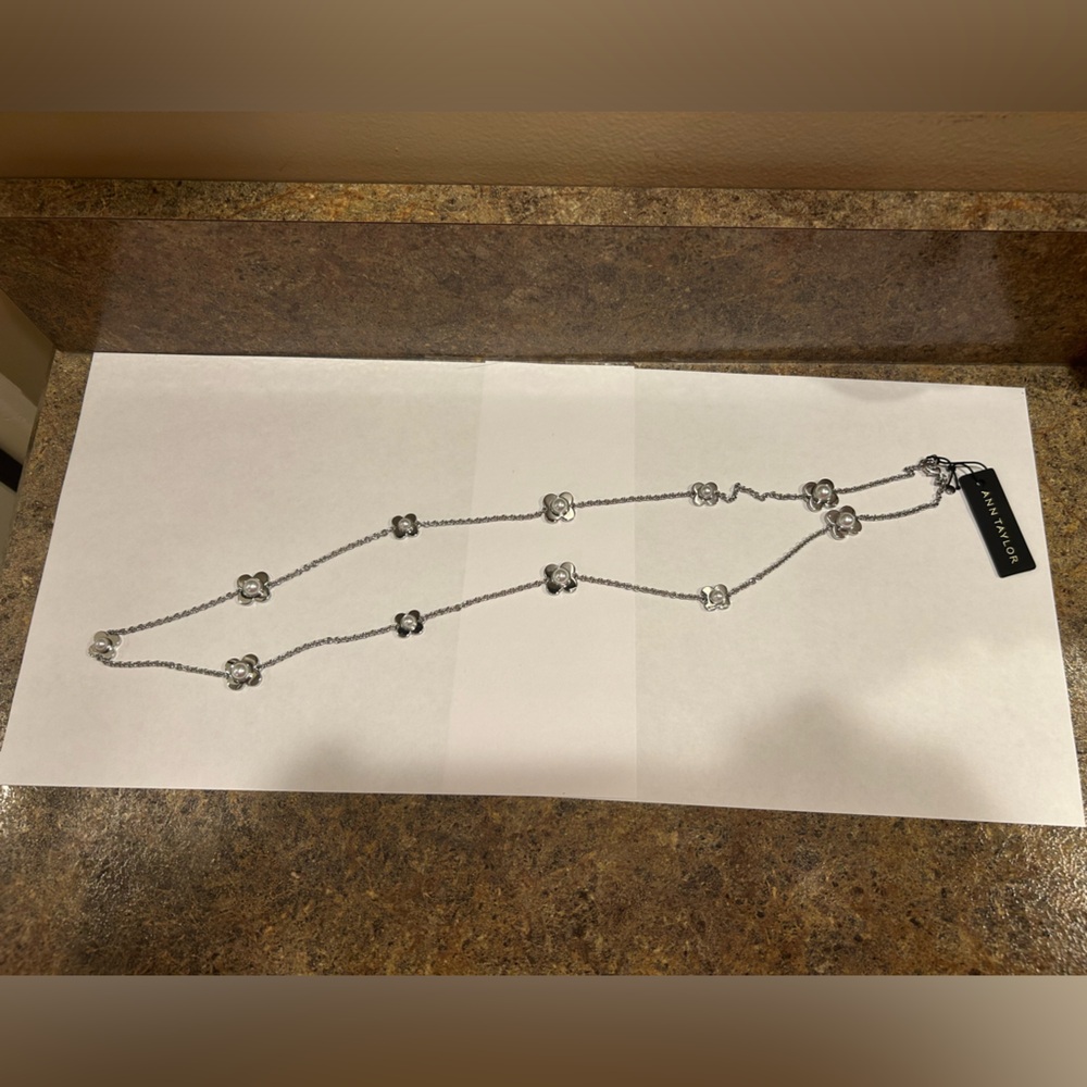 New never worn Ann Taylor 18 inch pearl and clover necklace.